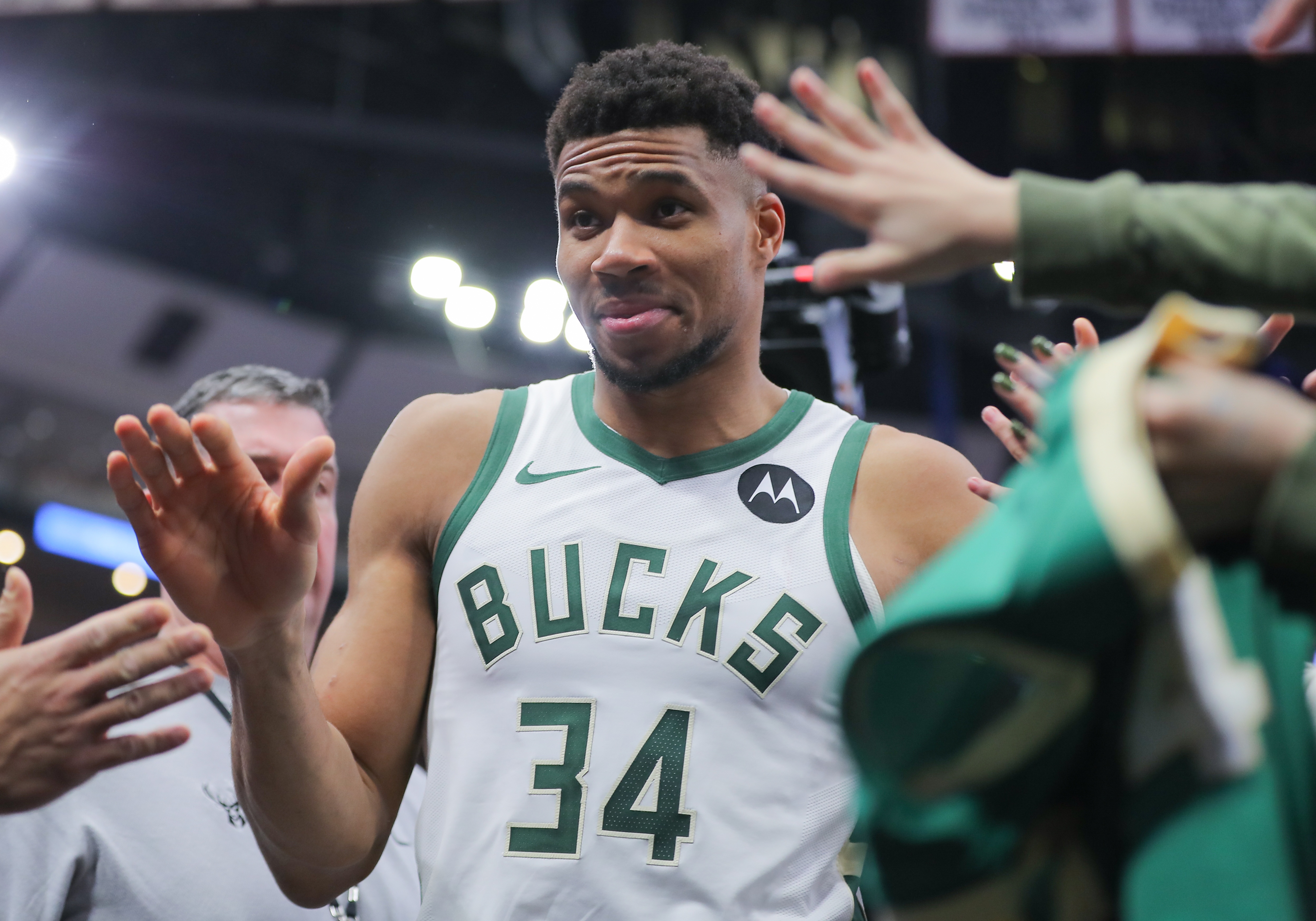 黄蜂翻盘火箭，字母哥惊艳世界的简单介绍