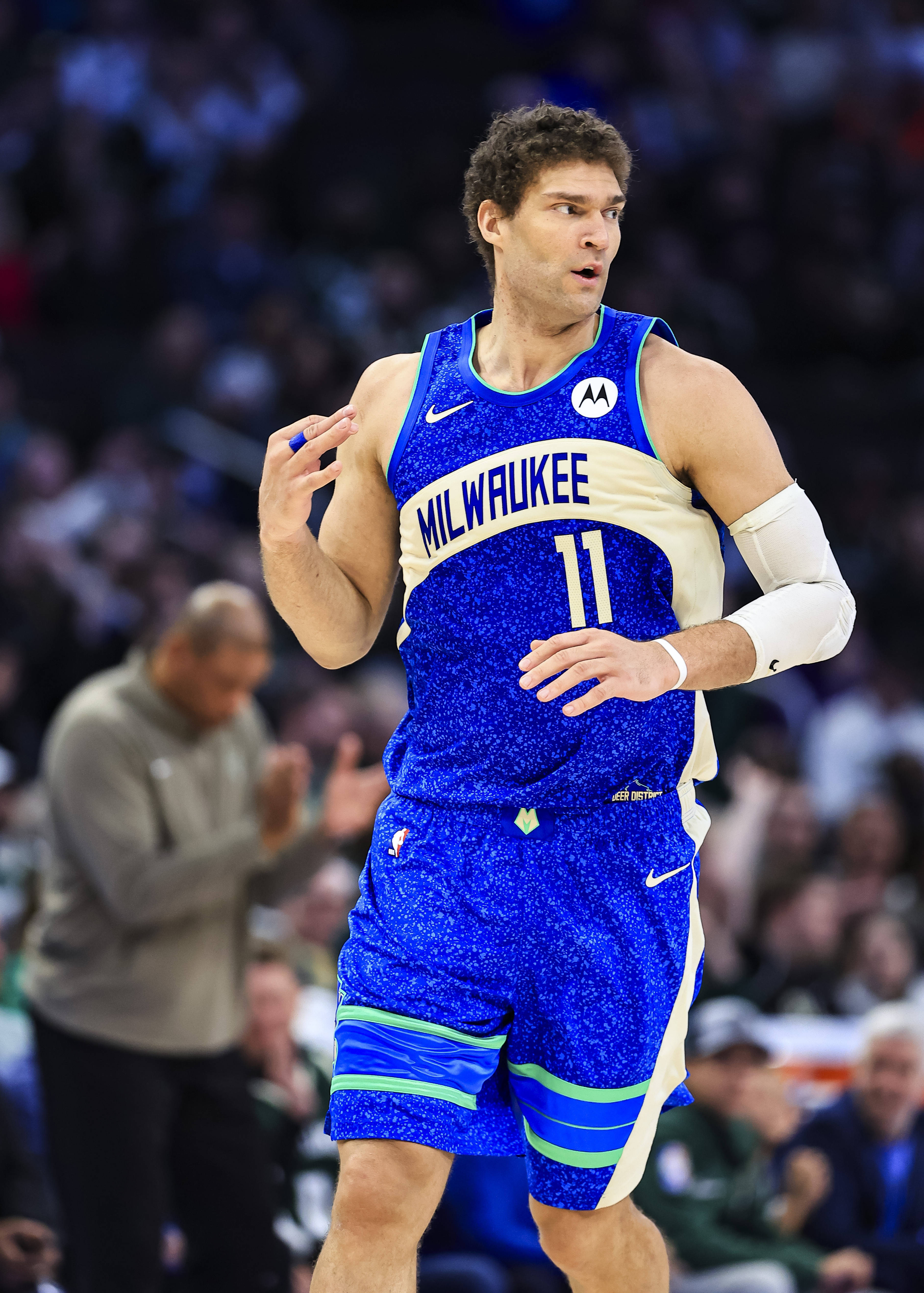 LOL直播入口-雄鹿力克76人，主场气势如虹